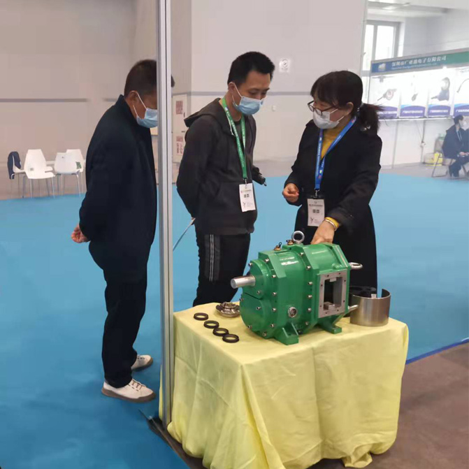 我司于2021世界豬業(yè)重慶博覽會展出新產(chǎn)品雙軸剪切機并與客戶進行技術(shù)交流 